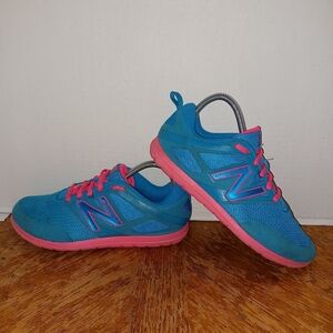 NEW BALANCE Minimus Running shoe womans size 8 Sky Blue And Pink. (67 Box 9)